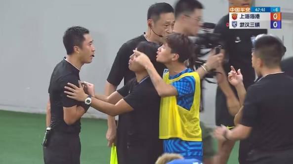 ”弗兰格林还谈到，“那些厨房、街角小店的生活场景让我感到无比熟悉，正是这种扎根于日常的真实感，赋予了故事强烈的情感冲击力。