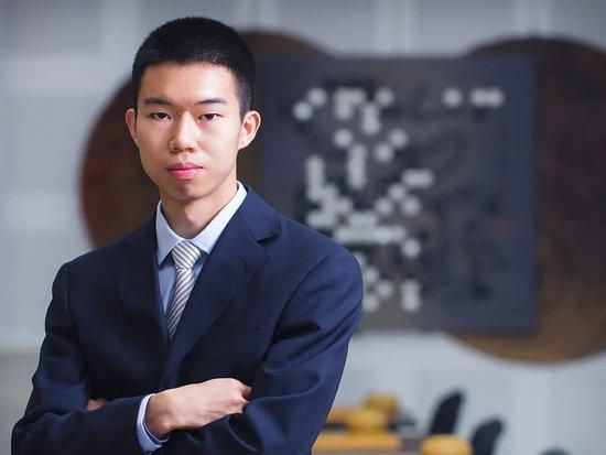 当她的秘密情人杰森（安德鲁·浩二 饰）被暗杀后，她的雇主、神秘莫测的里德（莎拉·兰卡夏尔 饰）请来了海伦的老朋友萨姆（本·卫肖 饰）保护她的安全。