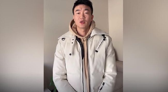 西格妮·韦弗身着黑色礼服出席颁奖礼，笑容不断，并激情亲吻奖杯。