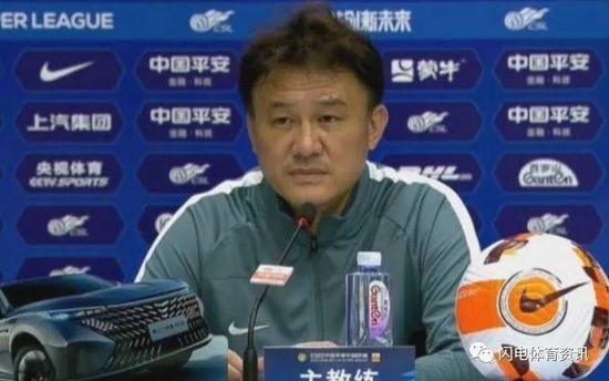 导演敏锐地捕捉到了一个核心矛盾：对于聋人群体而言，手语是他们与世界沟通的桥梁，任何一个掌握这门“语言”的人，都很容易获得他们的天然亲近感与信任，就像在异国他乡听到乡音一样。