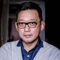 谈到此 华谊众星笑谈华表奖 张涵予称帝成“赌注” 2009-08-24 王中军（右一）、张涵予（左一）、周迅（中）日前出席华谊双年会 华谊群星 8月底，中国广播影视大奖电影华表奖(第13届)将在北京举行隆重的颁奖典礼。