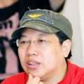 LadyGaGa惊艳亮相VMA典礼 2020-08-31 8月30日，Lady Gaga现身2020 VMA颁奖典礼，GaGa荣获了年度艺人大奖，并与“A妹”爱丽安娜·格兰德首次演绎合作新单《Rain on Me》，两人面具造型酷炫十足，在舞台热辣献唱。